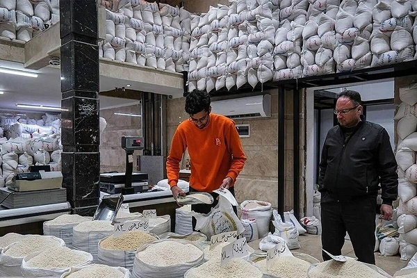 قیمت یک کیسه برنج برابر با دستمزد یک هفته کارگر است