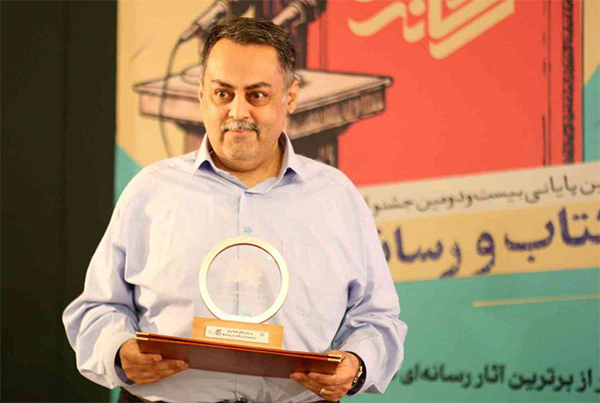 در ستایش قلمی که برای کتاب می‌نویسد
