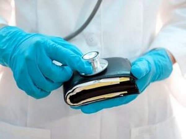 بیمارانی که برای مداوا زیرمیزی می‌دهند